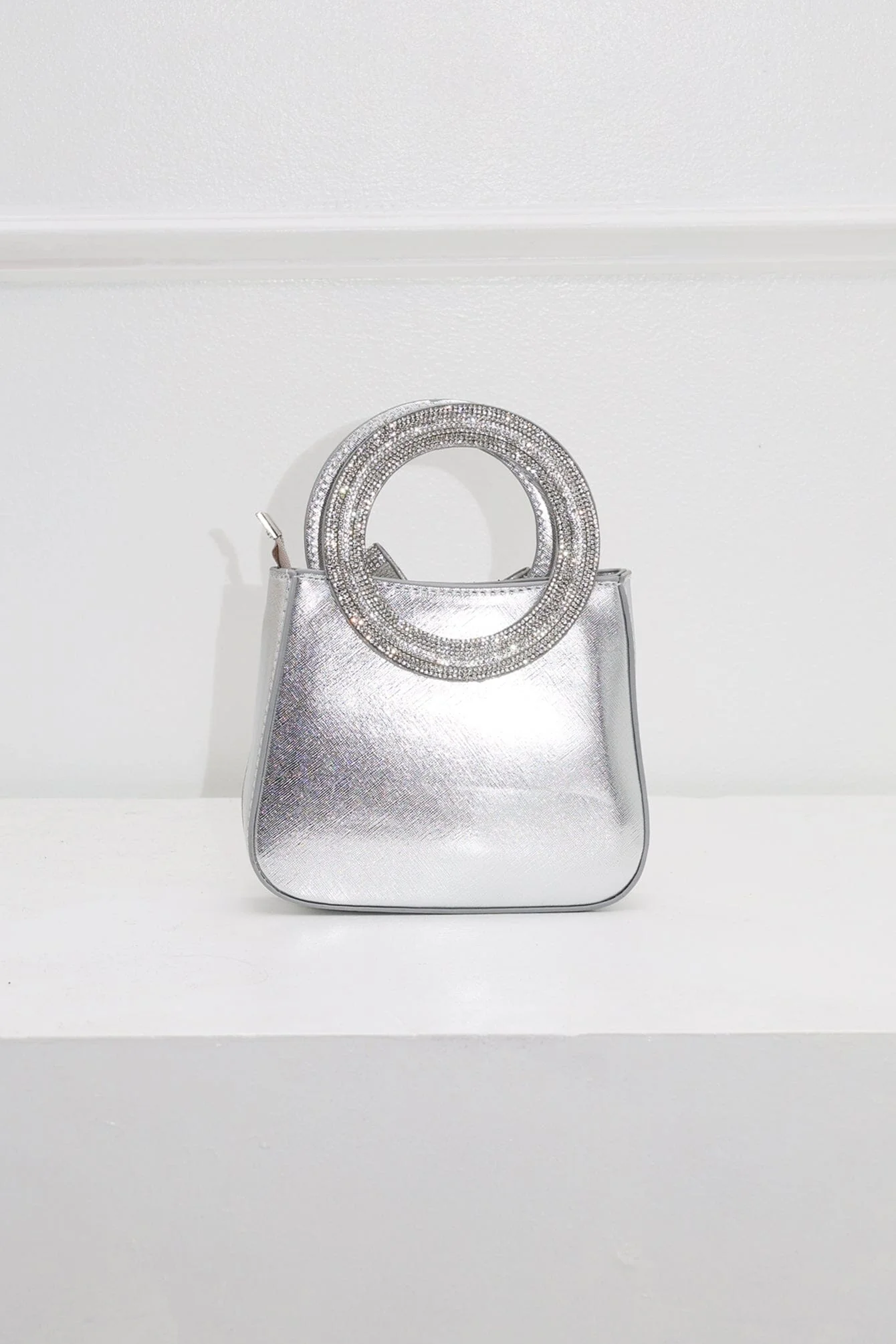 Sweet Yet Bold Bow Clutch - Image 9